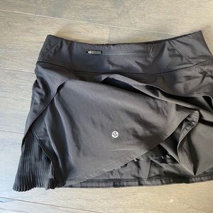 Lululemon Play Off the Pleats Tennis Skirt black 13 inches